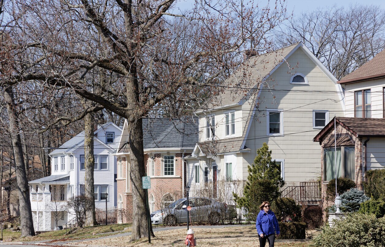 Bergen county englewood cliffs nj many tree lined streets despite being near two highways in Bergen County, NJ