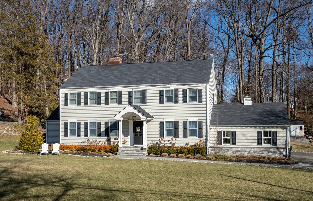 Colonial revival common style morris township in Morris County, NJ